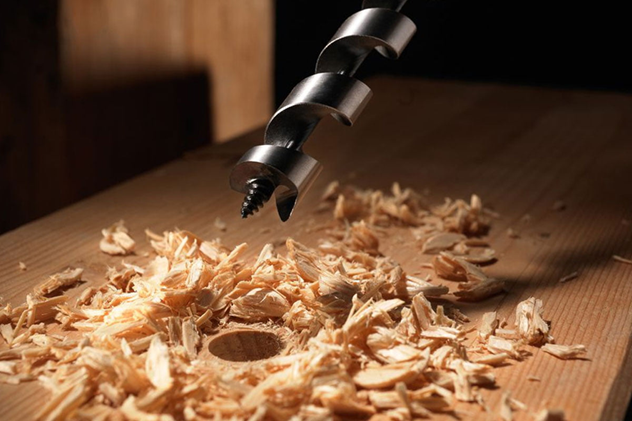 ایجاد سوراخ بر روی چوب با استفاده از دستگاه مته